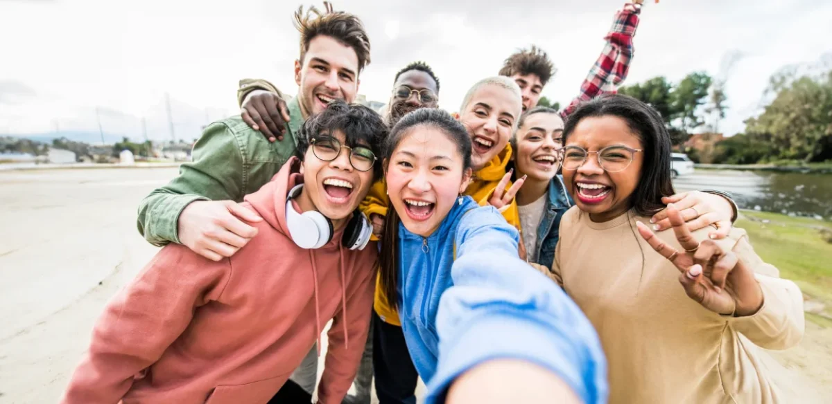 Gorup of students taking a selfie